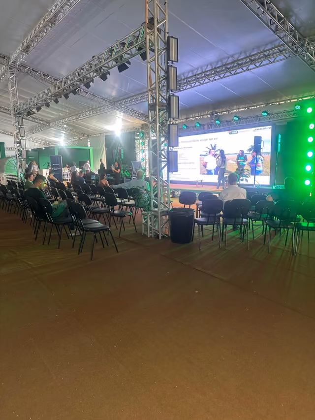 Plateia acompanhando palestra no palco do Agrotech