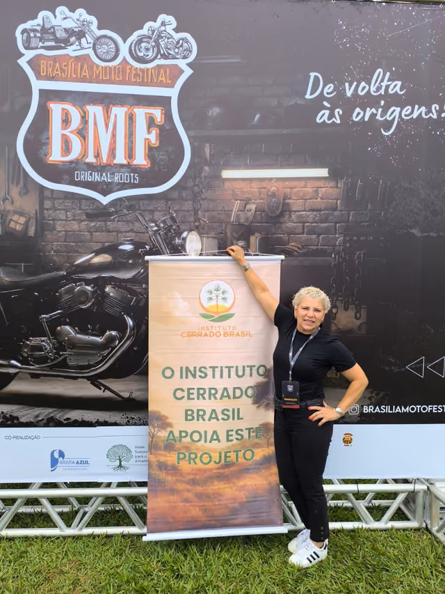 Banner do Instituto Cerrado Brasil no estande do BMF, com moto clássica ao fundo