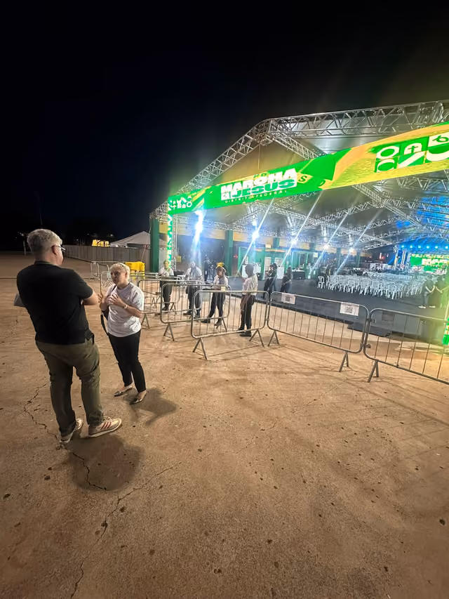 Equipe de apoio junto às grades de contenção do evento